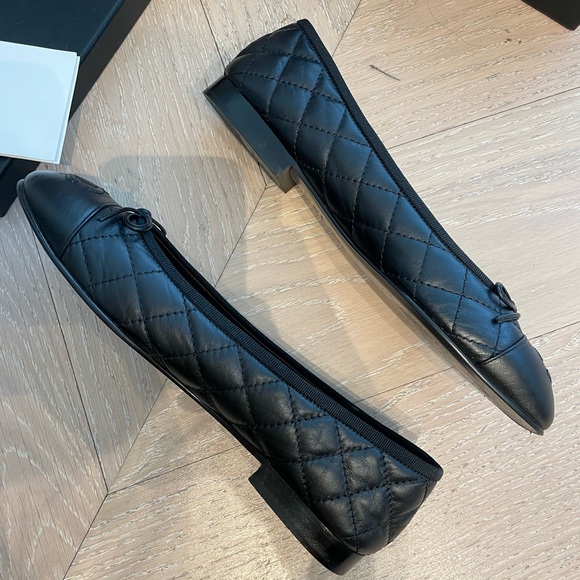 Chanel Black Quilted Ballet Flats in Aged Calfskin - Picture 2 of 8